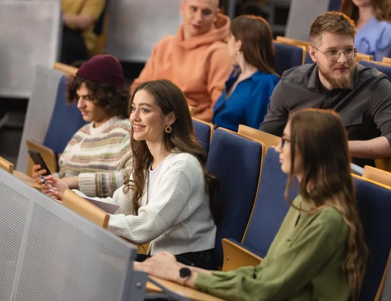 International Business | Studia I stopnia w Chorzowie | Uniwersytet WSB Merito Chorzów: studenci siedzą w auli wykładowej