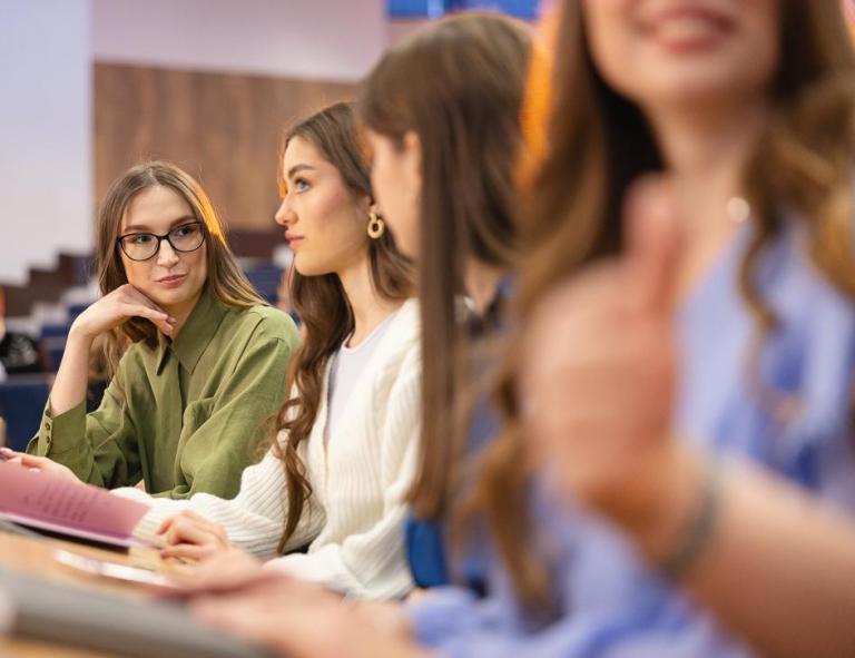 Szkoły | Uniwersytet WSB Merito Chorzów: studentki uczące się na auli wykładowej