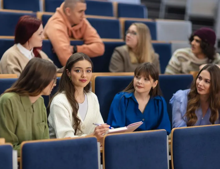 Maturzyści | Uniwersytet WSB Merito Chorzów: studenci uczący się na auli wykładowej