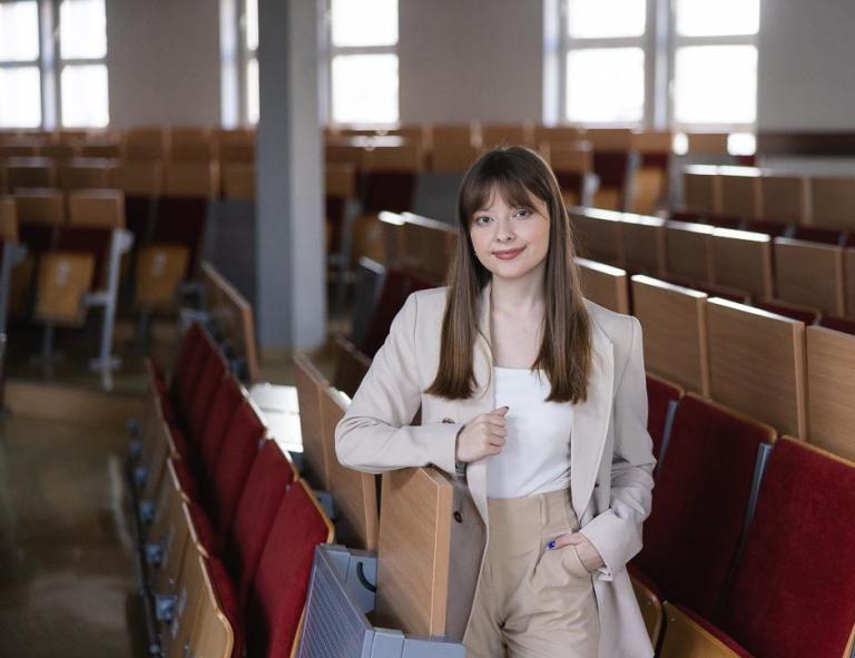 Przeniesienie z innej uczelni w Chorzowie | Uniwersytet WSB Merito Chorzów: studentka stojąca na auli wykładowej