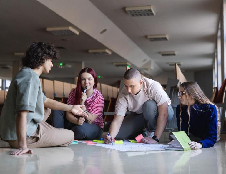 Bezpieczeństwo narodowe | Studia II stopnia w Chorzowie | Uniwersytet WSB Merito Chorzów: studenci pracujący nad projektem w auli wykładowej