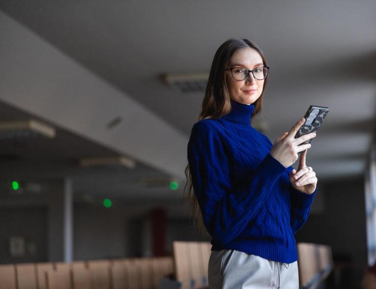 Informatyka | Studia II stopnia w Chorzowie | Uniwersytet WSB Merito Chorzów: studentka stojąca na auli wykładowej