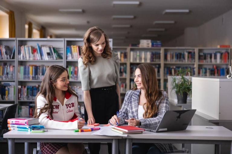 Studia II stopnia w Chorzowie | Uniwersytet WSB Merito Chorzów: Studentki rozmawiające w bibliotece 