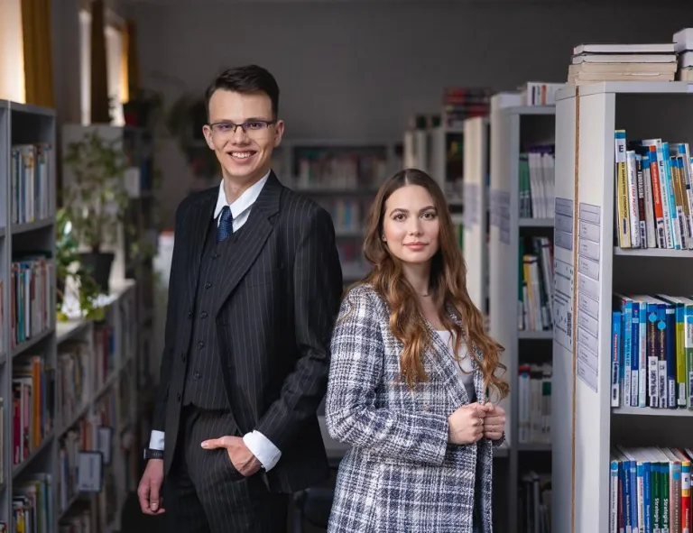 Marketing i zarządzanie sprzedażą | Studia I stopnia w Chorzowie | Uniwersytet WSB Merito Chorzów: Studenci stojący w bibliotece