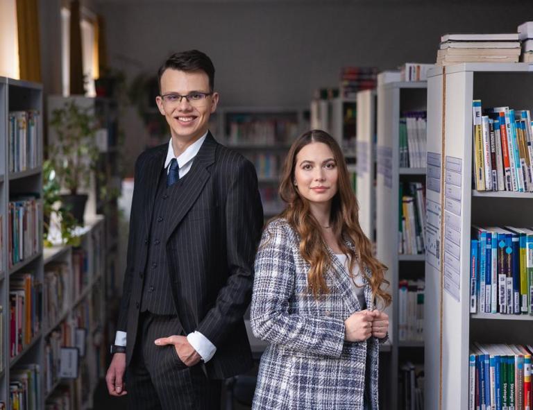 Przeniesienie z innej uczelni w Chorzowie | Uniwersytet WSB Merito Chorzów: Studenci stojący w bibliotece