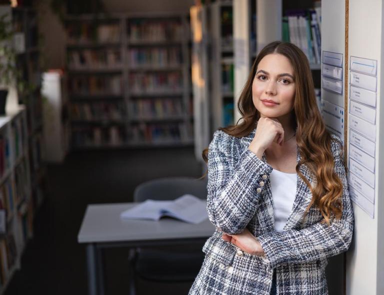 Zasady rekrutacji | Uniwersytet WSB Merito Chorzów: Studentka stojąca w bibliotece 
