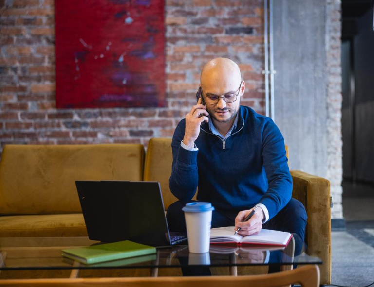 Dział Metodyki Nauczania | Uniwersytet WSB Merito Chorzów: uczestnik studiów podyplomowych pracujący przy laptopie