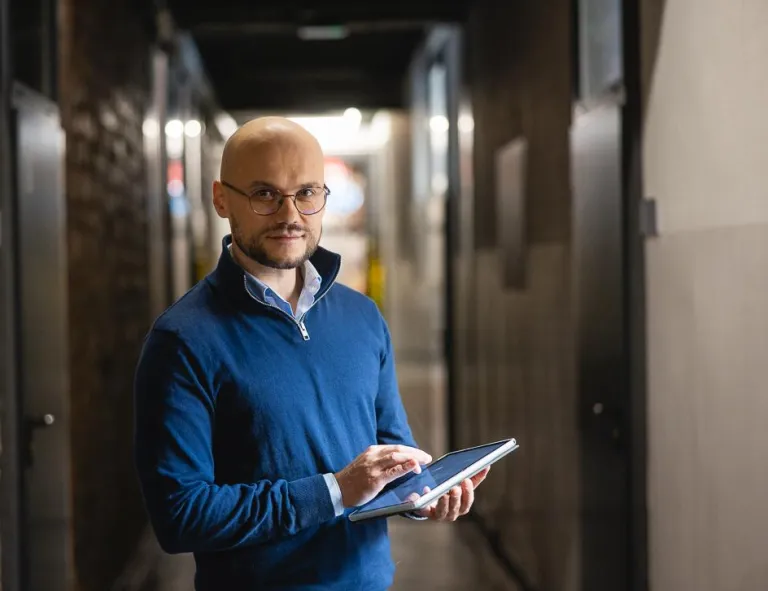 Digital marketing | Studia II stopnia w Chorzowie | Uniwersytet WSB Merito Chorzów: uczestnik studiów podyplomowych wykonujący pracujący na tablecie