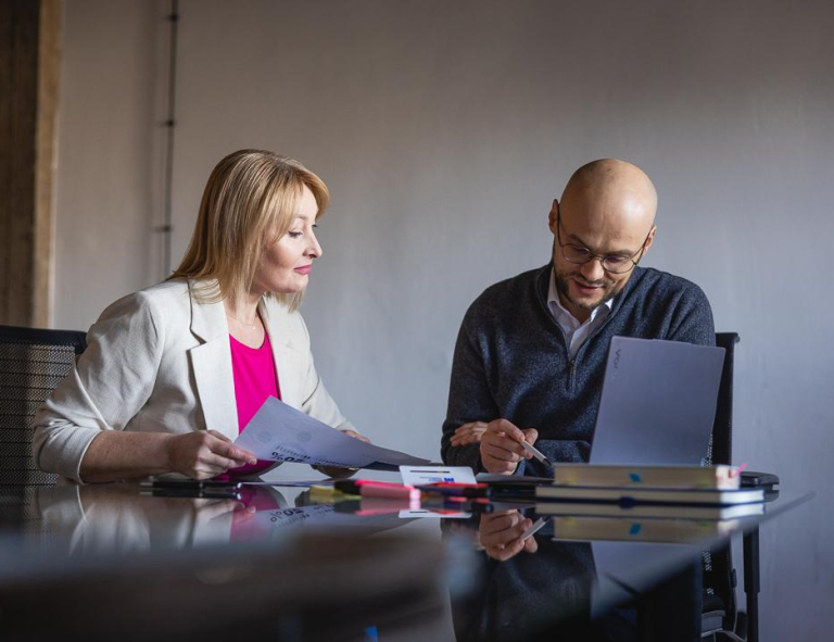 Pracownik Działu Prawnego | Studia I stopnia w Chorzowie | Uniwersytet WSB Merito Chorzów: uczestnicy studiów podyplomowych analizujący wykresy