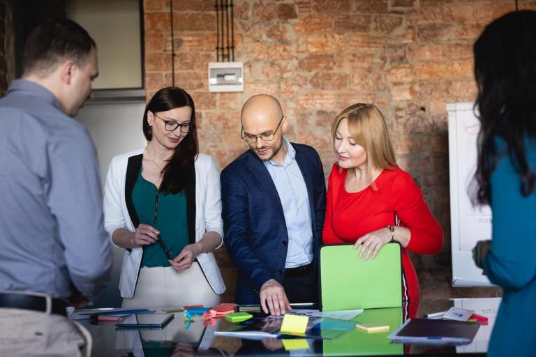 Program Firma | Uniwersytet WSB Merito Chorzów: uczestnicy studiów podyplomowych pracujący w grupie nad projektem