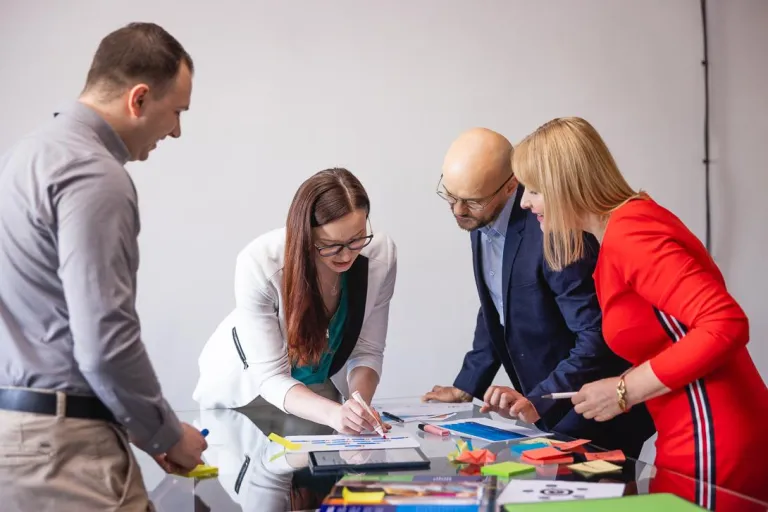 Controlling | Studia II stopnia w Chorzowie | Uniwersytet WSB Merito Chorzów: uczestnicy studiów podyplomowych omawiający projekt grupowy