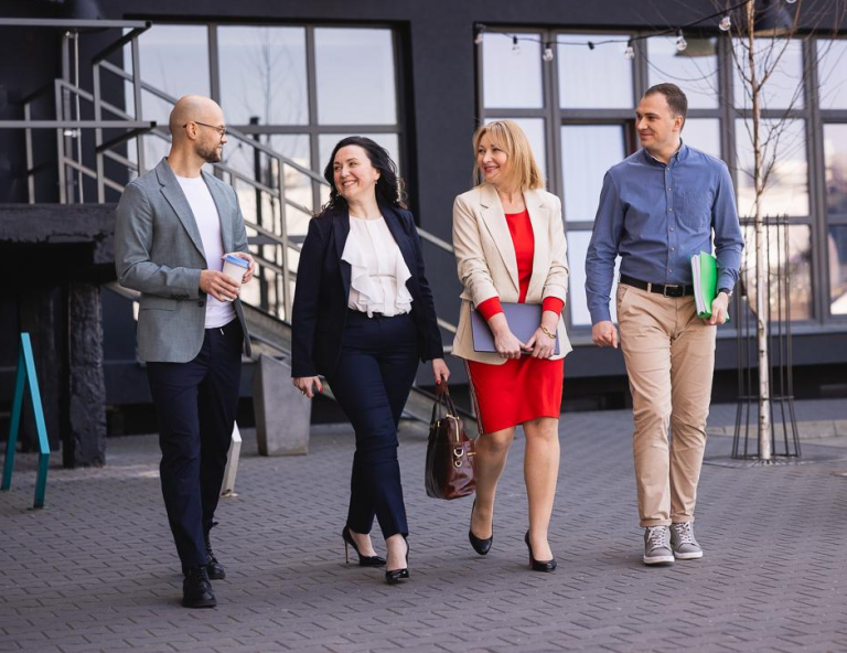 Biznes | Uniwersytet WSB Merito Chorzów: uczestnicy studiów podyplomowych omawiający zadanie projektowe