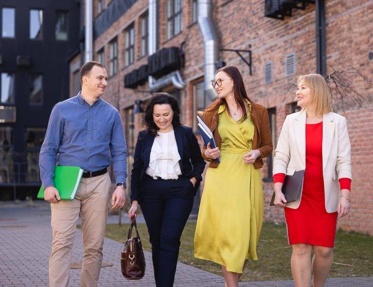 Logistyka | Studia II stopnia w Chorzowie | Uniwersytet WSB Merito Chorzów: uczestnicy studiów podyplomowych rozmawiający o projekcie