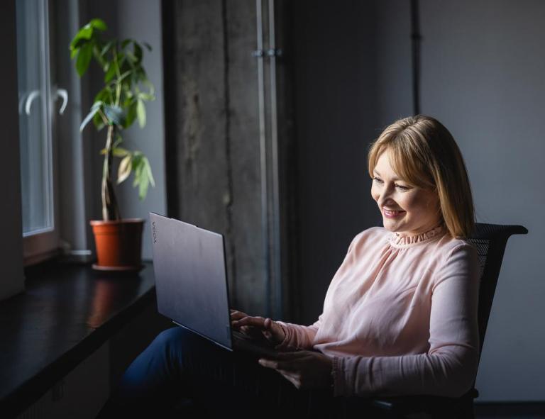 Biznes i Administracja | Studia II stopnia w Chorzowie | Uniwersytet WSB Merito Chorzów: uczestniczka studiów podyplomowych uczestnicząca w zajęciach online