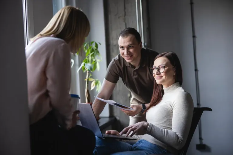Zarządzanie produkcją – certyfikat Franklin University, studia podyplomowe: uczestnicy studiów podyplomowych rozmawiający o projekcie