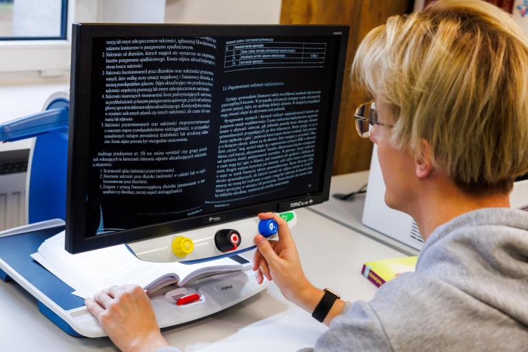 Pedagogika opiekuńczo-wychowawcza z terapią zajęciową | Studia I stopnia w Chorzowie | Uniwersytet WSB Merito Chorzów: Student przy komputerze