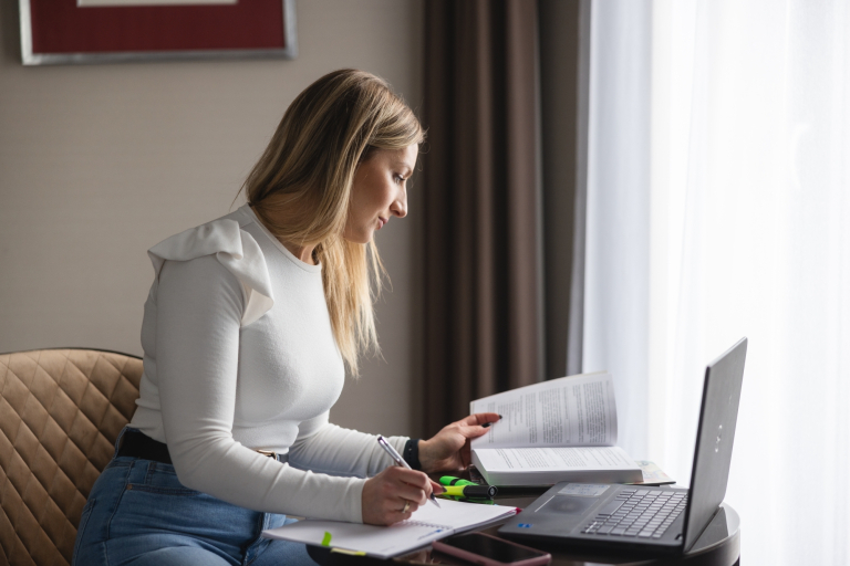 Maturzyści | Uniwersytet WSB Merito Chorzów: Kobieta przy laptopie