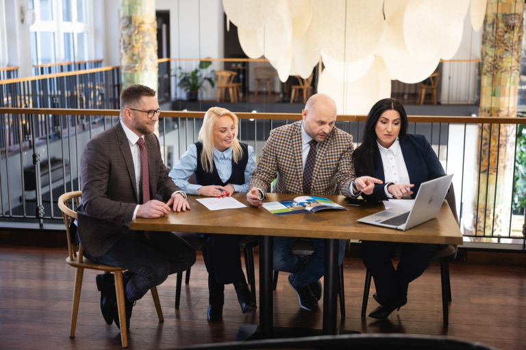 Studia MBA w Chorzowie | Uniwersytet WSB Merito Chorzów: Uczestnicy MBA pracują wspólnie przy stole- Uniwersytet WSB Merito Chorzów