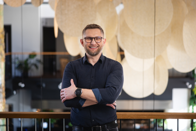 Organizacja studiów | Uniwersytet WSB Merito Chorzów: Uczestnik MBA pozujuje uśmiechnięty do zdjęcia- Uniwersytet WSB Merito Chorzów