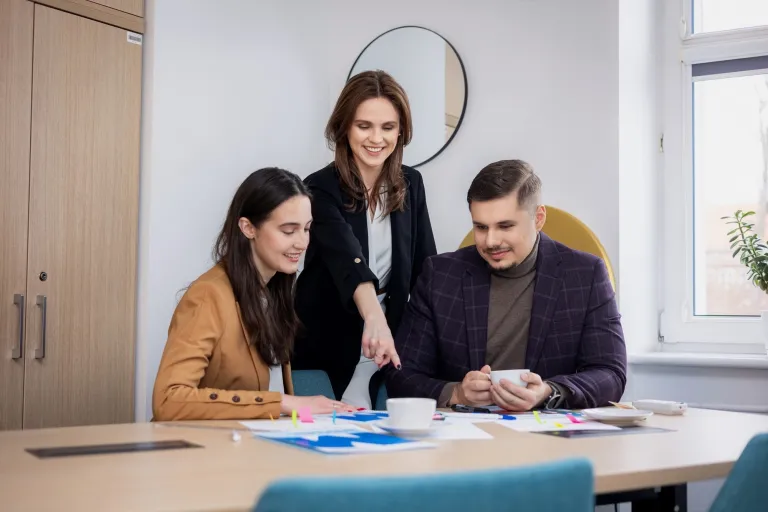 Branding i Content Marketing | Studia podyplomowe w Chorzowie | Uniwersytet WSB Merito Chorzów: grupa 3 studentów pracujących przy stole