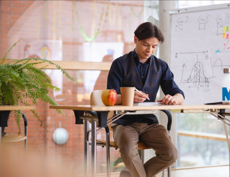 Projekty i usługi | Uniwersytet WSB Merito Chorzów: student UWSB Merito Chorzów pracuje nad projektem