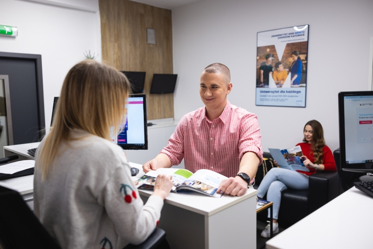 ABC studenta | Uniwersytet WSB Merito Chorzów: Grafika główna: WSB Merito Chorzów, student w dziekanacie