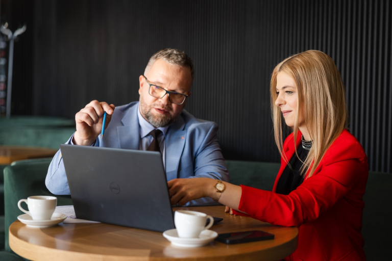 Studia MBA w Chorzowie | Uniwersytet WSB Merito Chorzów: Uczestnicy MBA rozmawiają przy kawie i laptopie