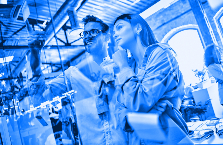 Centrum Innowacji | Uniwersytet WSB Merito Chorzów: Dwie osoby przy pracy