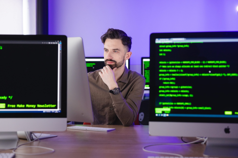 Zaawansowane systemy baz danych | Studia I stopnia w Chorzowie | Uniwersytet WSB Merito Chorzów: student w pracowni komputerowej