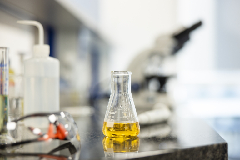 Dietetyka ANTI-AGING | Studia I stopnia w Chorzowie | Uniwersytet WSB Merito Chorzów: Kolba chemiczna z roztworem