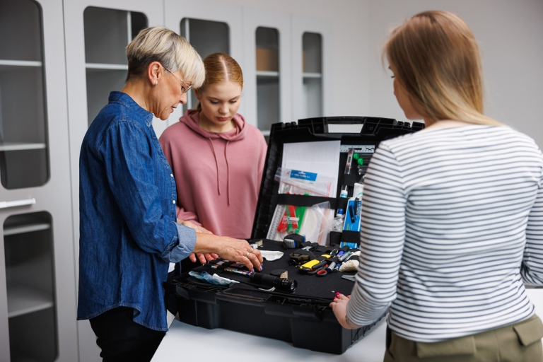 Służby mundurowe i specjalne | Studia I stopnia w Chorzowie | Uniwersytet WSB Merito Chorzów: praca przy sprzęcie kryminalistycznym