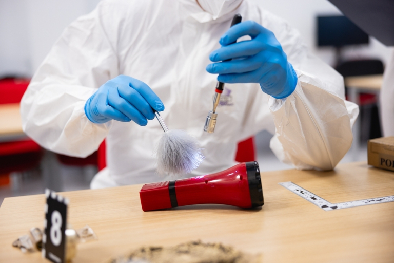 Kryminologia z elementami kryminalistyki | Studia I stopnia w Chorzowie | Uniwersytet WSB Merito Chorzów: praca przy sprzęcie kryminalistycznym