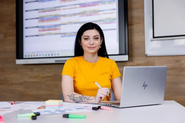 Zarządzanie w transporcie lotnicznym | Studia II stopnia w Chorzowie | Uniwersytet WSB Merito Chorzów: studentka przy laptopie