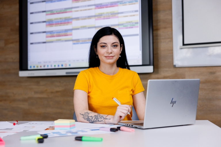 Digital marketing | Studia I stopnia w Chorzowie | Uniwersytet WSB Merito Chorzów: studentka przy laptopie