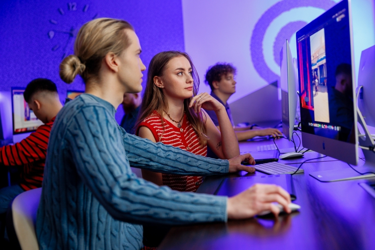 E-marketing z elementami AI | Studia I stopnia w Chorzowie | Uniwersytet WSB Merito Chorzów: studenci podczas ćwiczeń z grafiki komputerowej
