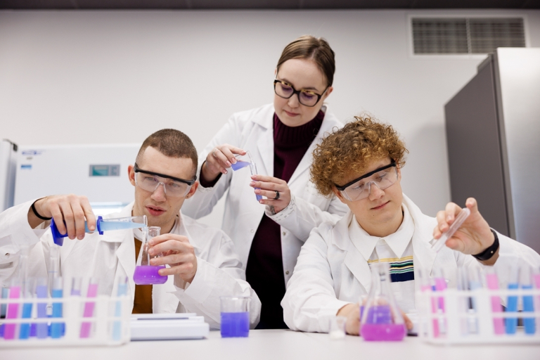 Kosmetologia anti-aging | Studia I stopnia w Chorzowie | Uniwersytet WSB Merito Chorzów: studenci przygotowujący preparaty w laboratorium