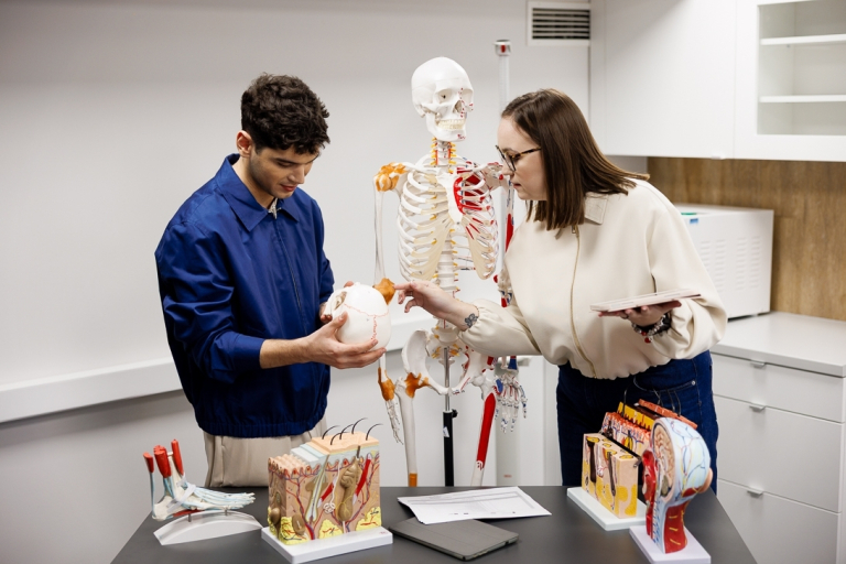 Menedżer sportu | Studia I stopnia w Chorzowie | Uniwersytet WSB Merito Chorzów: studenci uczący się na modelu anatomicznym