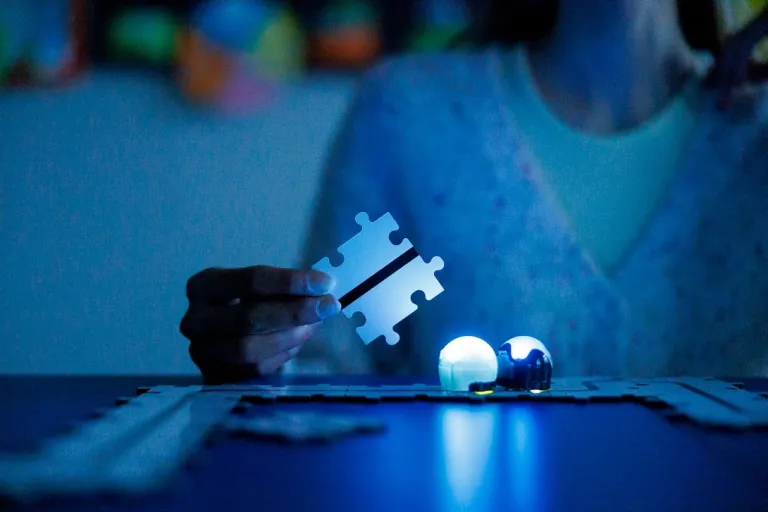 Psychologia menedżerska | Studia II stopnia ze studiami podyplomowymi  | Uniwersytet WSB Merito Chorzów: układanie puzzli z światłem neonowym