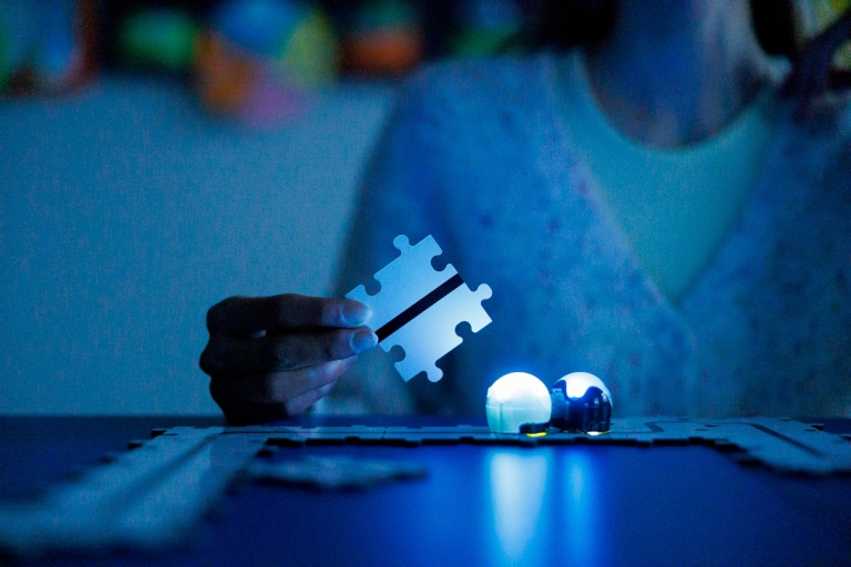 Wczesne wspomaganie rozwoju dziecka | Studia I stopnia w Chorzowie | Uniwersytet WSB Merito Chorzów: układanie puzzli z światłem neonowym