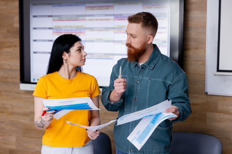 Zarządzanie projektami IT | Studia I stopnia w Chorzowie | Uniwersytet WSB Merito Chorzów: student i studentka podczas wykonywania projektu