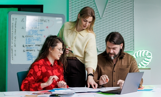 Analiza Danych - Data Science z elementami AI | Studia podyplomowe w Chorzowie | Uniwersytet WSB Merito Chorzów: grupka studentów przy laptopie