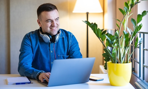 Programista Python Developer | Studia podyplomowe w Chorzowie | Uniwersytet WSB Merito Chorzów: mężczyzna przy laptopie