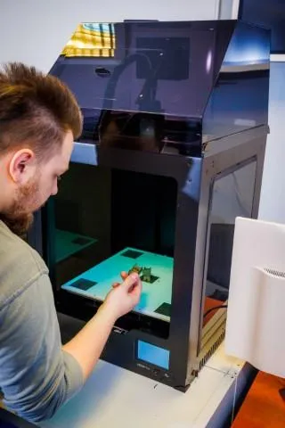 Informatyka | Studia II stopnia w Chorzowie | Uniwersytet WSB Merito Chorzów: student przy drukarce 3D