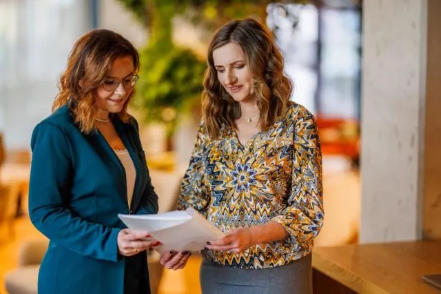 Menedżer TSL | Uniwersytet WSB Merito Chorzów: studentki omawiające projekt