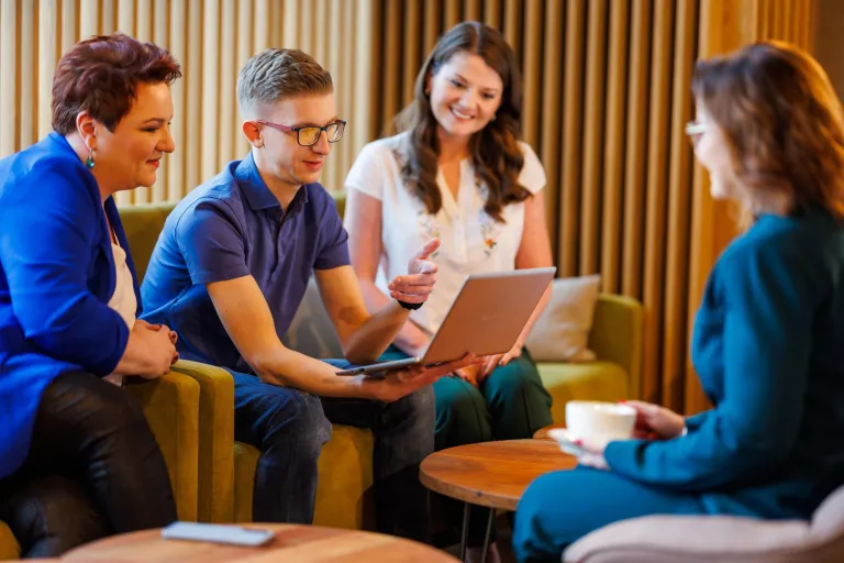 Menedżer projektu | Studia I stopnia w Chorzowie | Uniwersytet WSB Merito Chorzów: studenci omawiający zadanie