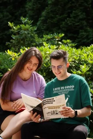 Obsługa ruchu lotniczego | Studia I stopnia w Chorzowie | Uniwersytet WSB Merito Chorzów: studenci czytający książkę w parku