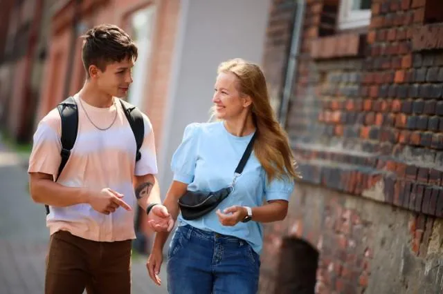 Szkoła Psychologii z Uniwersytetem WSB Merito Chorzów - edycja wiosenna 2026 | Aktualności | Uniwersytet WSB Merito Chorzów: studenci spacerujący