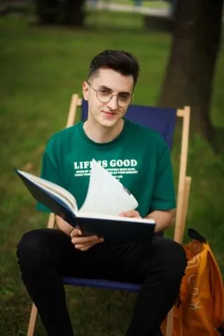 Menedżer przedsiębiorstwa | Uniwersytet WSB Merito Chorzów: student na leżaku