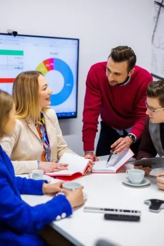 Marketing i sprzedaż | Studia I stopnia w Chorzowie | Uniwersytet WSB Merito Chorzów: studenci omawiający projekt