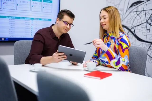 Zarządzanie projektem - Junior Project Manager | Studia I stopnia w Chorzowie | Uniwersytet WSB Merito Chorzów: studenci omawiający zadanie